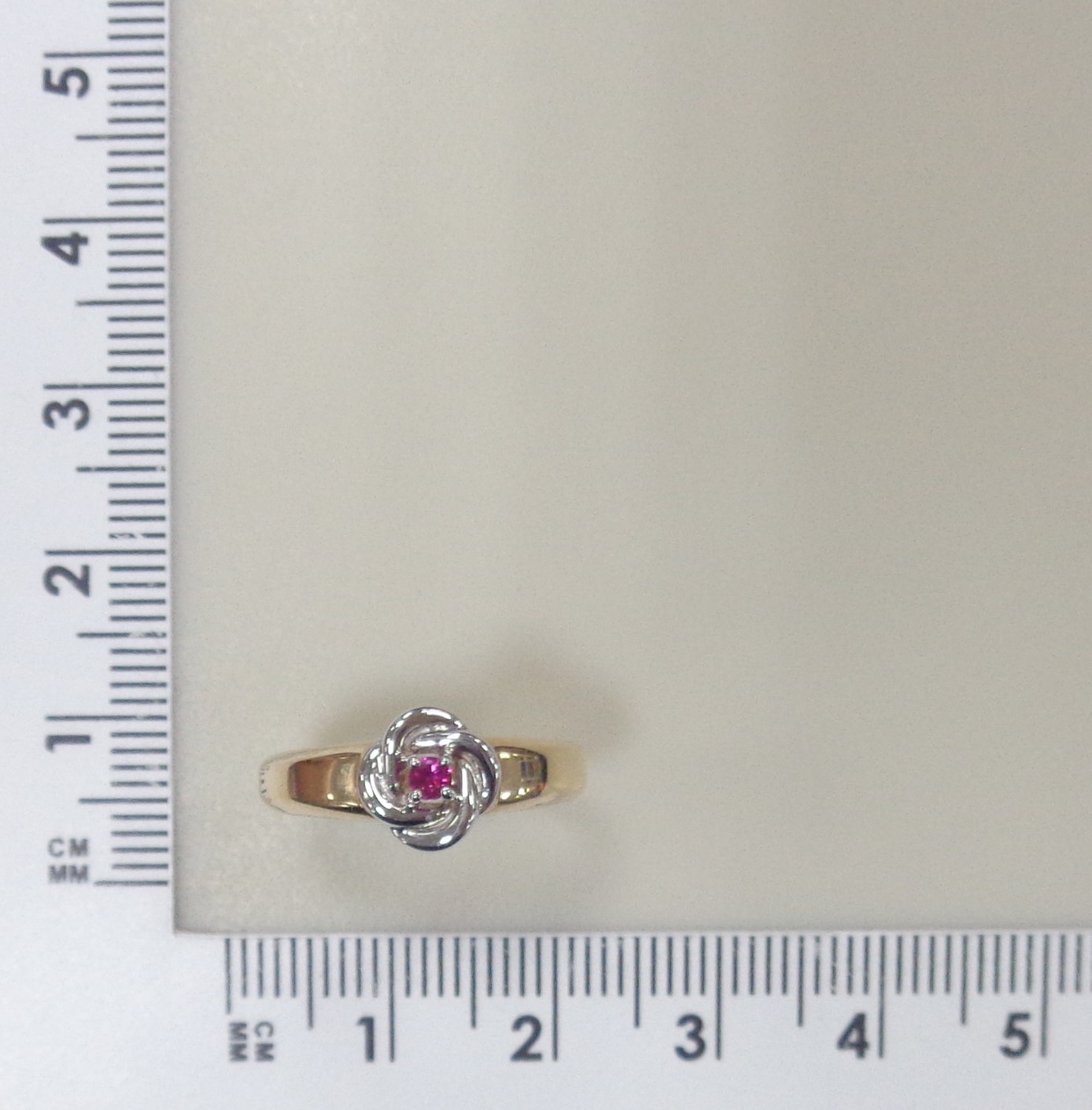 Кольцо из золота с рубином "Цветок"